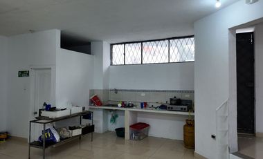 Propiedad comercial en venta en Quito de 750 m² sobre la Autopista Rumiñahui, parqueadero para 20 vehículos – Puente 9 Valle de Los Chillos