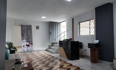 Propiedad comercial en venta en Quito de 750 m² sobre la Autopista Rumiñahui, parqueadero para 20 vehículos – Puente 9 Valle de Los Chillos