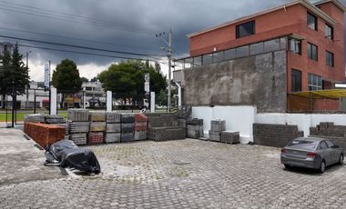 Propiedad comercial en venta en Quito de 750 m² sobre la Autopista Rumiñahui, parqueadero para 20 vehículos – Puente 9 Valle de Los Chillos