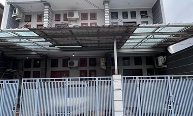 Kosan full 14 kamar plus rumah dalam satu bangunan di kawasan Bendungan Hilir dijual rugi harga nego
