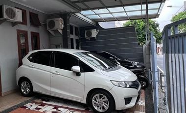 Kosan full 14 kamar plus rumah dalam satu bangunan di kawasan Bendungan Hilir dijual rugi harga nego