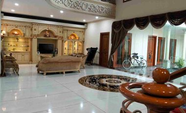 BATUNUNGGAL INDAH ESTATE, Rumah modern klasik 2 lt, baru renovasi, mewah, FULL FURNISHED, lokasi main road, depan lapangan, akses tol mudah dan strategis