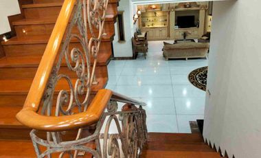 BATUNUNGGAL INDAH ESTATE, Rumah modern klasik 2 lt, baru renovasi, mewah, FULL FURNISHED, lokasi main road, depan lapangan, akses tol mudah dan strategis