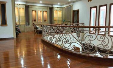 BATUNUNGGAL INDAH ESTATE, Rumah modern klasik 2 lt, baru renovasi, mewah, FULL FURNISHED, lokasi main road, depan lapangan, akses tol mudah dan strategis