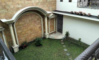 BATUNUNGGAL INDAH ESTATE, Rumah modern klasik 2 lt, baru renovasi, mewah, FULL FURNISHED, lokasi main road, depan lapangan, akses tol mudah dan strategis