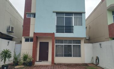 Casa de alquiler amoblada en la Urbanización Belo Horizonte, Vía a la Costa