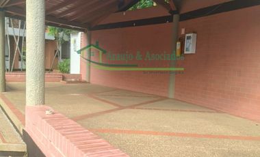 VENDEMOS CASA DE DOS PISOS EN EL CONDOMINIO PARQUES DE ANDALUCIA