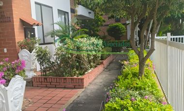 VENDEMOS CASA DE DOS PISOS EN EL CONDOMINIO PARQUES DE ANDALUCIA