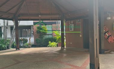 VENDEMOS CASA DE DOS PISOS EN EL CONDOMINIO PARQUES DE ANDALUCIA