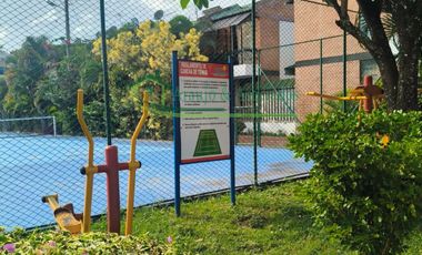 VENDEMOS CASA DE DOS PISOS EN EL CONDOMINIO PARQUES DE ANDALUCIA