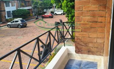 VENDEMOS CASA DE DOS PISOS EN EL CONDOMINIO PARQUES DE ANDALUCIA