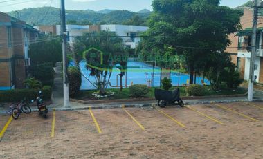 VENDEMOS CASA DE DOS PISOS EN EL CONDOMINIO PARQUES DE ANDALUCIA