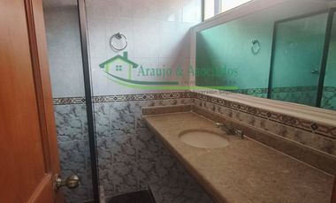 VENDEMOS CASA DE DOS PISOS EN EL CONDOMINIO PARQUES DE ANDALUCIA