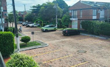 VENDEMOS CASA DE DOS PISOS EN EL CONDOMINIO PARQUES DE ANDALUCIA