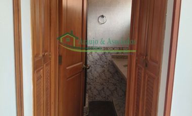 VENDEMOS CASA DE DOS PISOS EN EL CONDOMINIO PARQUES DE ANDALUCIA