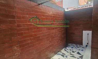 VENDEMOS CASA DE DOS PISOS EN EL CONDOMINIO PARQUES DE ANDALUCIA