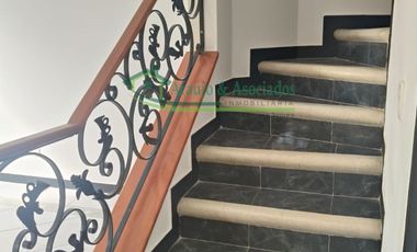 VENDEMOS CASA DE DOS PISOS EN EL CONDOMINIO PARQUES DE ANDALUCIA