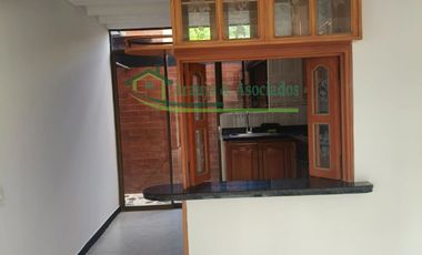 VENDEMOS CASA DE DOS PISOS EN EL CONDOMINIO PARQUES DE ANDALUCIA