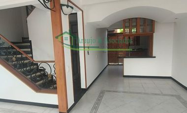 VENDEMOS CASA DE DOS PISOS EN EL CONDOMINIO PARQUES DE ANDALUCIA