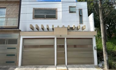 Hermosa residencia de dos plantas ubicada en una de las zonas con mayor plusvalía de Boca del Río.