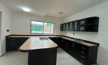 Hermosa residencia de dos plantas ubicada en una de las zonas con mayor plusvalía de Boca del Río.