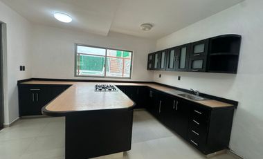 Hermosa residencia de dos plantas ubicada en una de las zonas con mayor plusvalía de Boca del Río.