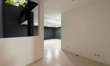 Di Jual Rumah Mewah Paling Dekat ke TB Simatupang, di Kemang Jakarta Selatan