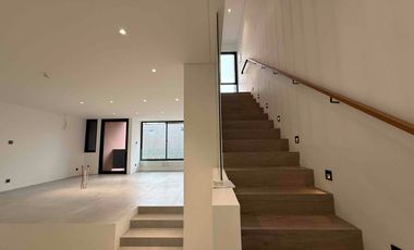 Di Jual Rumah Mewah Paling Dekat ke TB Simatupang, di Kemang Jakarta Selatan