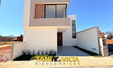 Vendo Bella Casa lista en 1 semana en Fraccionamiento Privado en Fortín, Villas Paraíso