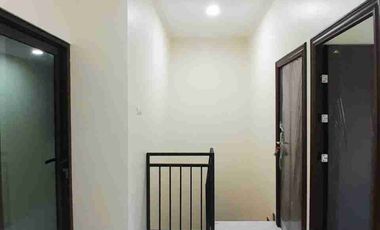 RUMAH 2 LANTAI, BALKON LUAS, AKSES JALAN LEBAR, BEBAS BANJIR, DEKAT PINTU TOL, DI TIMUR JAKARTA