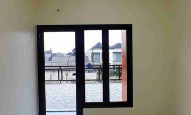 RUMAH 2 LANTAI, BALKON LUAS, AKSES JALAN LEBAR, BEBAS BANJIR, DEKAT PINTU TOL, DI TIMUR JAKARTA
