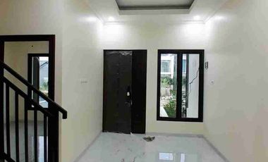 RUMAH 2 LANTAI, BALKON LUAS, AKSES JALAN LEBAR, BEBAS BANJIR, DEKAT PINTU TOL, DI TIMUR JAKARTA