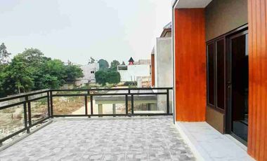 RUMAH 2 LANTAI, BALKON LUAS, AKSES JALAN LEBAR, BEBAS BANJIR, DEKAT PINTU TOL, DI TIMUR JAKARTA