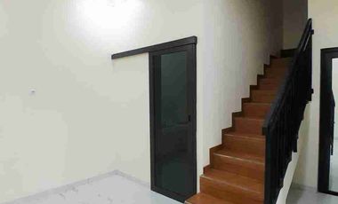 RUMAH 2 LANTAI, BALKON LUAS, AKSES JALAN LEBAR, BEBAS BANJIR, DEKAT PINTU TOL, DI TIMUR JAKARTA