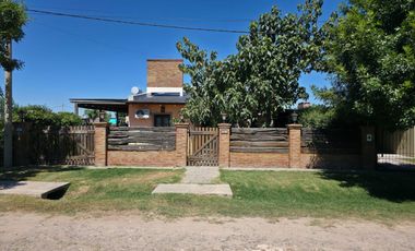 PUNTA CHACRA - VENTA !!! CASA 2 DORMITORIOS - PISCINA - QUINCHO - DEPENDENCIAS - ROLDAN