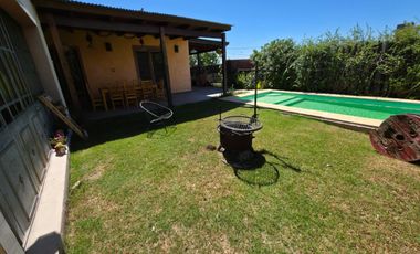 PUNTA CHACRA - VENTA !!! CASA 2 DORMITORIOS - PISCINA - QUINCHO - DEPENDENCIAS - ROLDAN