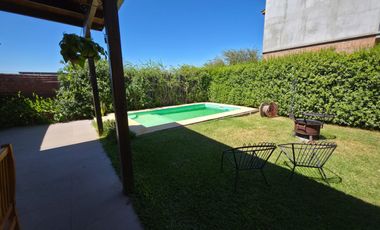 PUNTA CHACRA - VENTA !!! CASA 2 DORMITORIOS - PISCINA - QUINCHO - DEPENDENCIAS - ROLDAN
