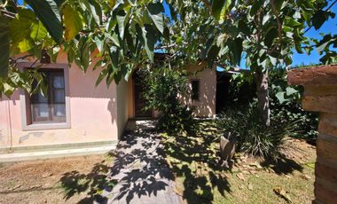 PUNTA CHACRA - VENTA !!! CASA 2 DORMITORIOS - PISCINA - QUINCHO - DEPENDENCIAS - ROLDAN