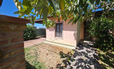 PUNTA CHACRA - VENTA !!! CASA 2 DORMITORIOS - PISCINA - QUINCHO - DEPENDENCIAS - ROLDAN