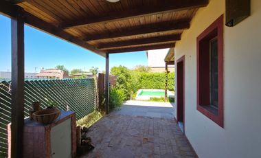 PUNTA CHACRA - VENTA !!! CASA 2 DORMITORIOS - PISCINA - QUINCHO - DEPENDENCIAS - ROLDAN