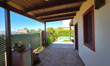 PUNTA CHACRA - VENTA !!! CASA 2 DORMITORIOS - PISCINA - QUINCHO - DEPENDENCIAS - ROLDAN