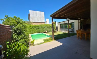 PUNTA CHACRA - VENTA !!! CASA 2 DORMITORIOS - PISCINA - QUINCHO - DEPENDENCIAS - ROLDAN