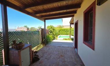 PUNTA CHACRA - VENTA !!! CASA 2 DORMITORIOS - PISCINA - QUINCHO - DEPENDENCIAS - ROLDAN