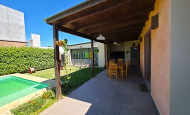 PUNTA CHACRA - VENTA !!! CASA 2 DORMITORIOS - PISCINA - QUINCHO - DEPENDENCIAS - ROLDAN
