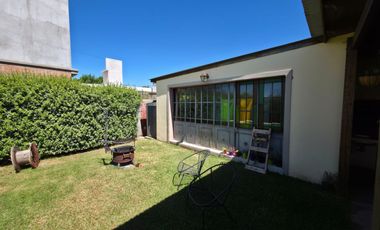 PUNTA CHACRA - VENTA !!! CASA 2 DORMITORIOS - PISCINA - QUINCHO - DEPENDENCIAS - ROLDAN