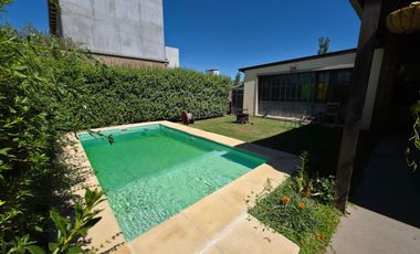 PUNTA CHACRA - VENTA !!! CASA 2 DORMITORIOS - PISCINA - QUINCHO - DEPENDENCIAS - ROLDAN