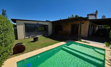 PUNTA CHACRA - VENTA !!! CASA 2 DORMITORIOS - PISCINA - QUINCHO - DEPENDENCIAS - ROLDAN