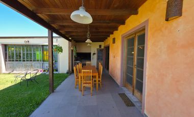 PUNTA CHACRA - VENTA !!! CASA 2 DORMITORIOS - PISCINA - QUINCHO - DEPENDENCIAS - ROLDAN