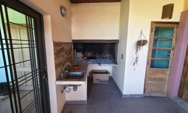 PUNTA CHACRA - VENTA !!! CASA 2 DORMITORIOS - PISCINA - QUINCHO - DEPENDENCIAS - ROLDAN