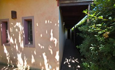 PUNTA CHACRA - VENTA !!! CASA 2 DORMITORIOS - PISCINA - QUINCHO - DEPENDENCIAS - ROLDAN